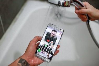 Khi các sao Việt dắt điện thoại đi bơi