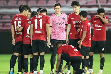 HLV Muangthong United bất ngờ chỉ trích Văn Lâm
