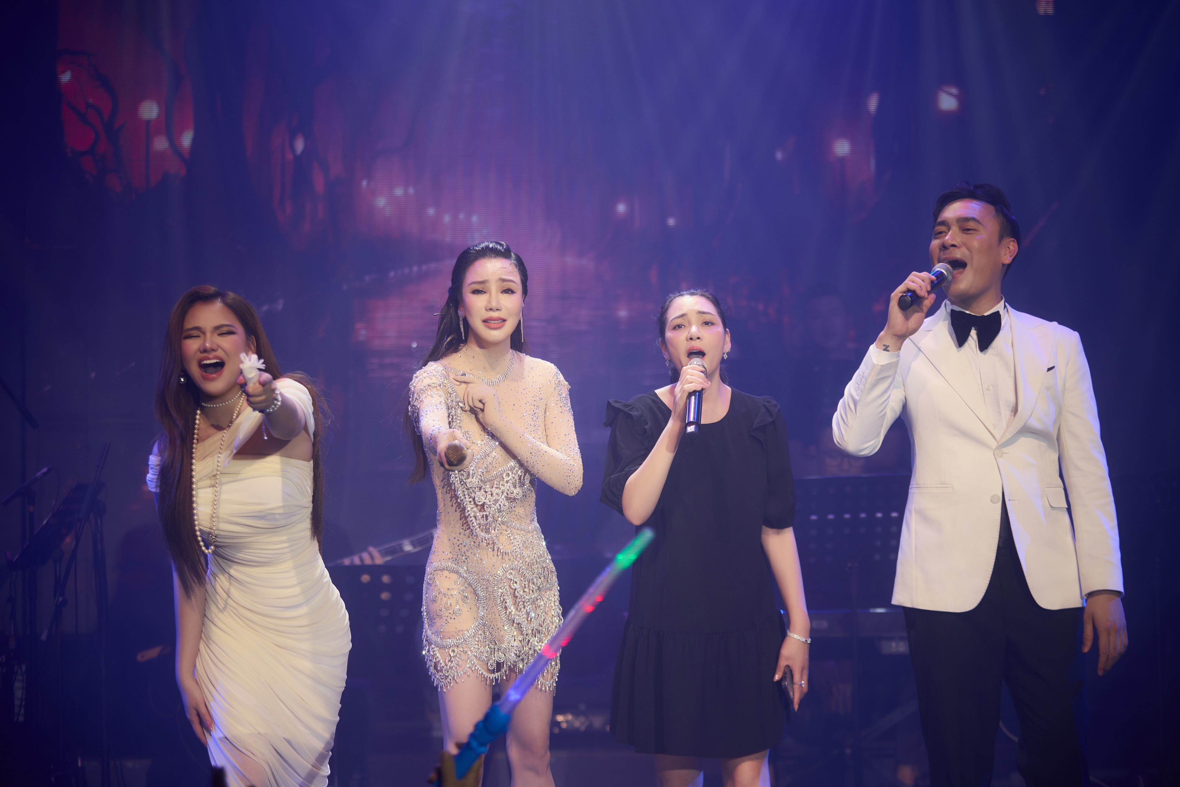 Ho Quynh Huong emosional saat kembali tampil di Hanoi - 3 Hồ Quỳnh Hương xúc động khi trở lại biểu diễn tại Hà Nội - 3