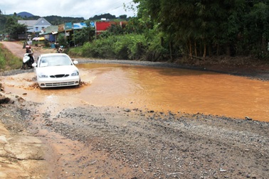 “Ao” mọc ngổn ngang giữa đường