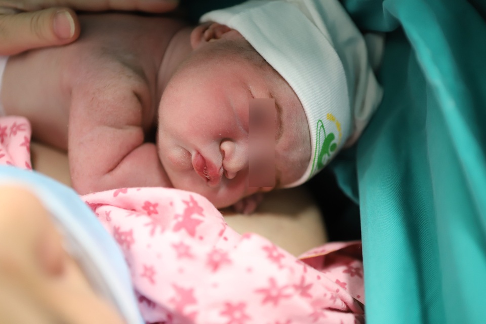 Đối mặt nhiều bệnh nguy hiểm, chiến binh tí hon vẫn chào đời khỏe mạnh - 2 Đối mặt nhiều bệnh nguy hiểm, chiến binh tí hon vẫn chào đời khỏe mạnh - 2