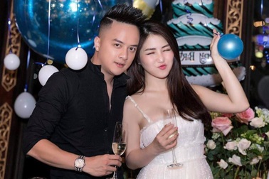 Hương Tràm diện váy rộng giữa nghi vấn đang mang bầu