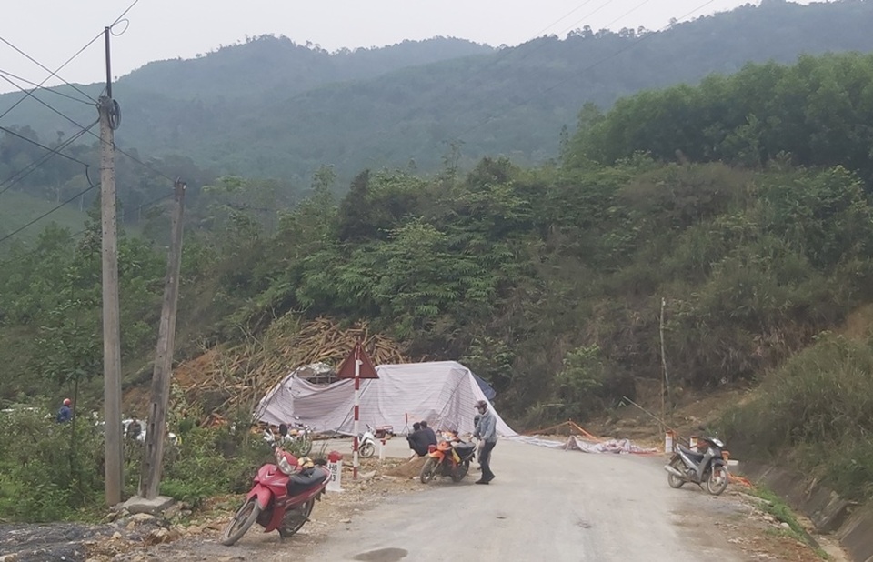 Tai nạn 7 người chết: Xe lao thẳng vào vách núi, cabin nát bét - 2 Tai nạn 7 người chết: Xe lao thẳng vào vách núi, cabin nát bét - 2