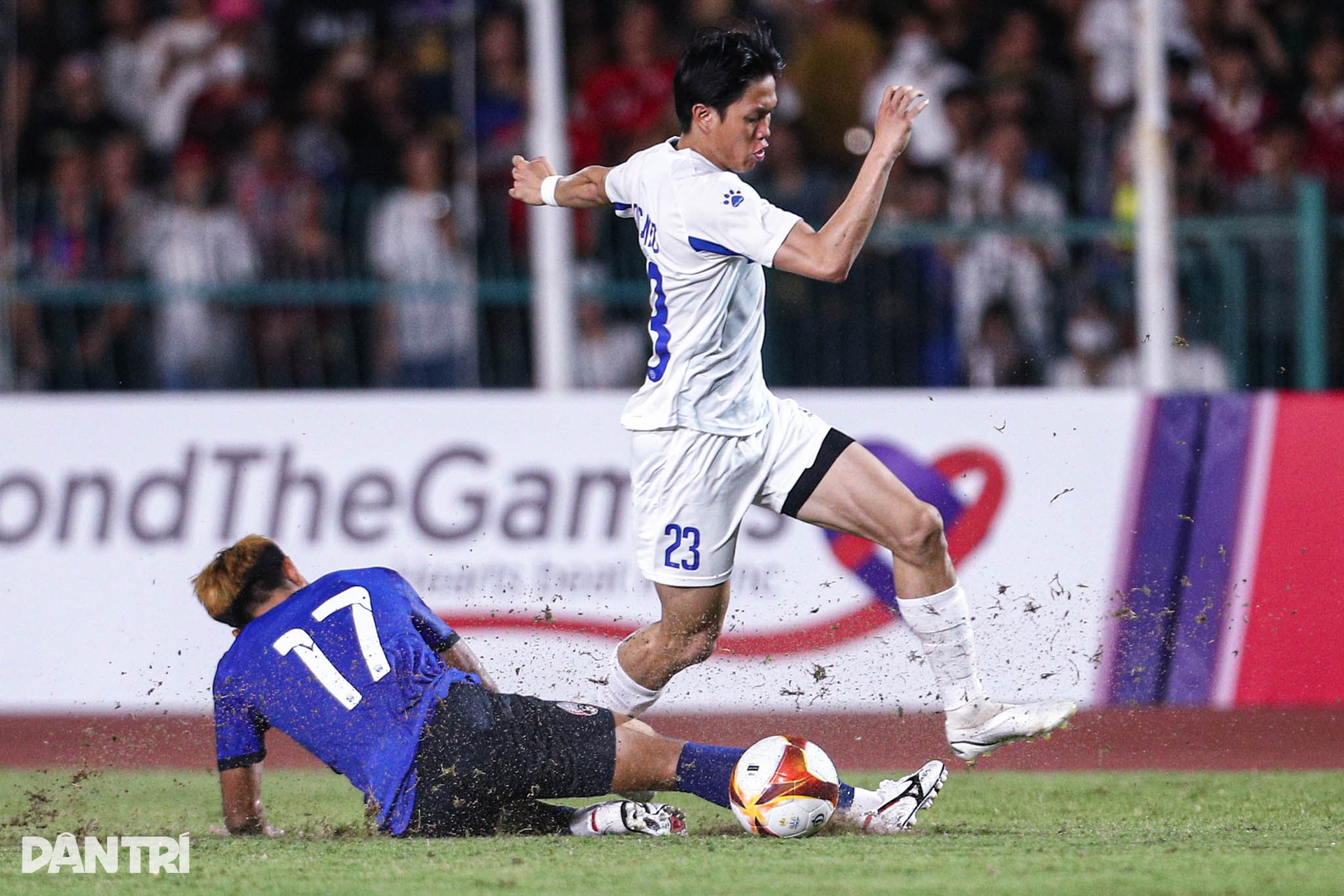 Cái cúi đầu tiếc nuối của Keisuke Honda khi Campuchia bị cầm hòa phút cuối - 9 Cái cúi đầu tiếc nuối của Keisuke Honda khi Campuchia bị cầm hòa phút cuối - 9