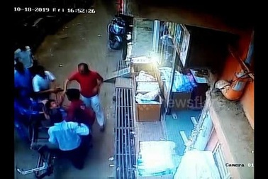 Ngã từ tầng cao xuống, bé trai thoát chết như có phép màu