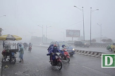 Mưa xối xả, cuối trôi xe máy trên đường