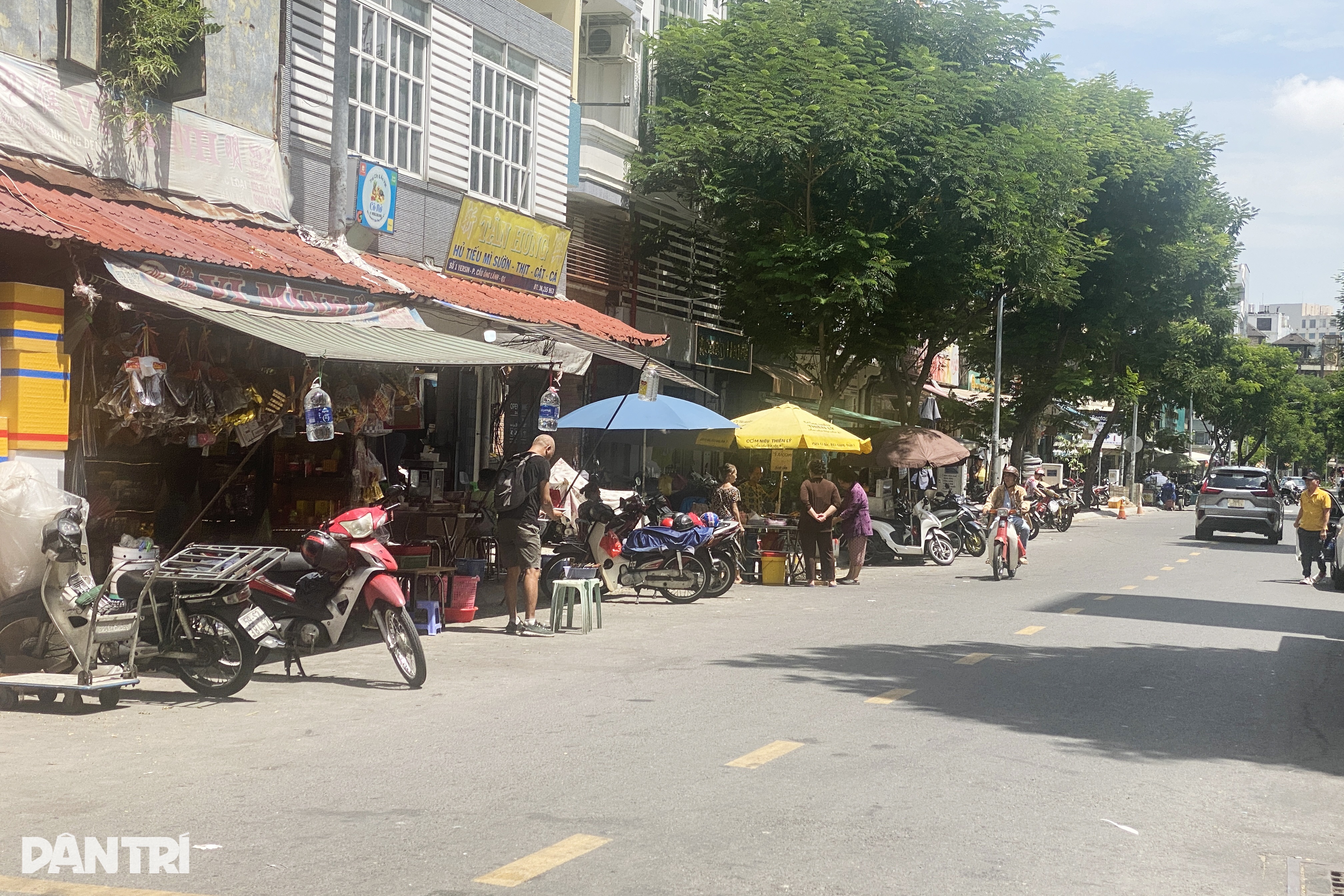 TPHCM tạm ngưng thu phí sử dụng vỉa hè, hàng quán vẫn như cũ - 3