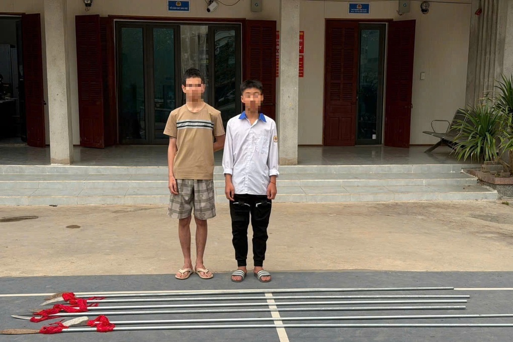 Hai đối tượng mang cả két vỏ chai bia đi ném khiêu khích thanh niên xã khác - 1 Hai đối tượng mang cả két vỏ chai bia đi ném khiêu khích thanh niên xã khác - 1