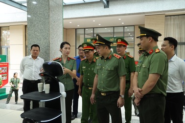 Công an TPHCM ra mắt mô hình robot hỗ trợ tiếp dân