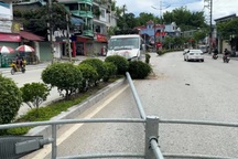 Xe khách mất lái, húc đổ cột đèn chiếu sáng trên đường ở Điện Biên