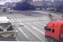 Tấm thép chém rụng cabin xe đầu kéo sau một pha phanh gấp