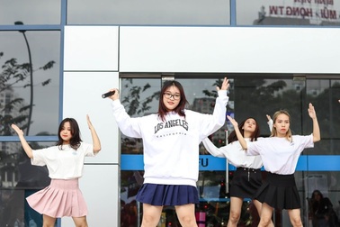 Hơn 800 bạn trẻ ĐH Kinh tế Quốc dân tưng bừng kỷ niệm Ngày hội học sinh, sinh viên