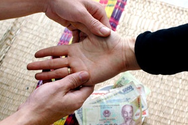 Xem tuổi xông đất, xuất hành đắt khách