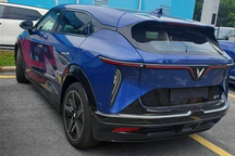 VinFast VF 7 lộ ảnh thực tế tại nhà máy, sắp được mở bán chính thức?