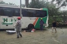 Nhiều người bị ngã nghi do rò rỉ điện khi đi qua điểm ngập ở Hà Nội