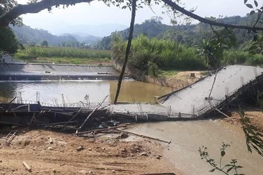 Cầu bê tông chưa xây xong đã đổ sập
