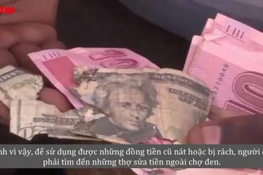 Thợ sửa tiền - cứu tinh cho những đồng USD rách tại Zimbabwe
