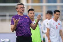 HLV Troussier căng thẳng, liên tục dừng buổi tập của tuyển Việt Nam