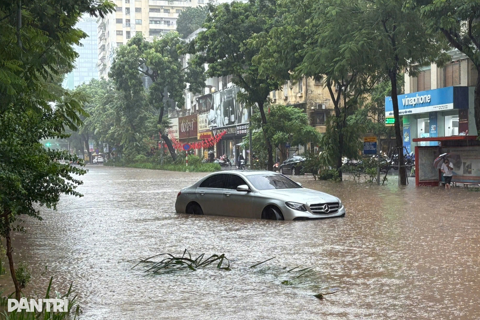 Hàng loạt xe sang bơi trong biển nước ngập ở Hà Nội - 5 Hàng loạt xe sang bơi trong biển nước ngập ở Hà Nội - 5