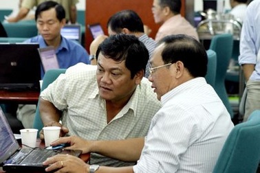 Dòng tiền trở lại chứng khoán, VN-Index vượt 511 điểm