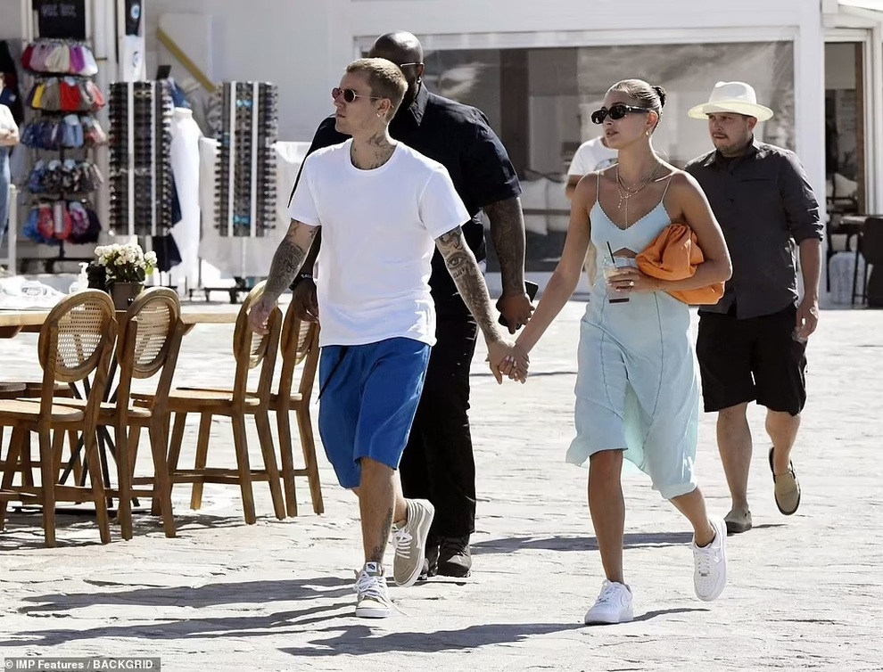 Vệ sĩ đô con theo sát vợ chồng Justin Bieber trong chuyến du lịch 5 sao - 2 Vệ sĩ đô con theo sát vợ chồng Justin Bieber trong chuyến du lịch 5 sao - 2