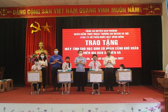 Trao tặng 31 bộ máy tính cho học sinh có hoàn cảnh khó khăn trên địa bàn huyện Đan Phượng