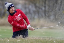 Nữ golf thủ xinh đẹp để lại ấn tượng khi thi đấu dưới thời tiết giá rét