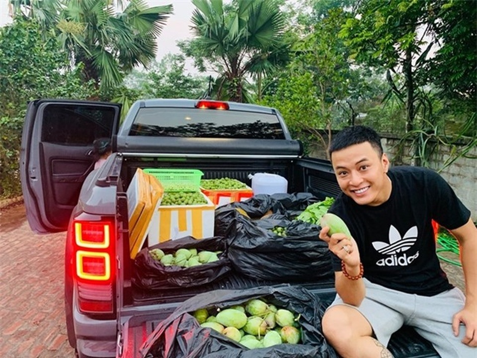 Chiêm ngưỡng nhà vườn bạc tỷ rau trái xum xuê, hoa nở bốn mùa của sao Việt - 15 Chiêm ngưỡng nhà vườn bạc tỷ rau trái xum xuê, hoa nở bốn mùa của sao Việt - 15