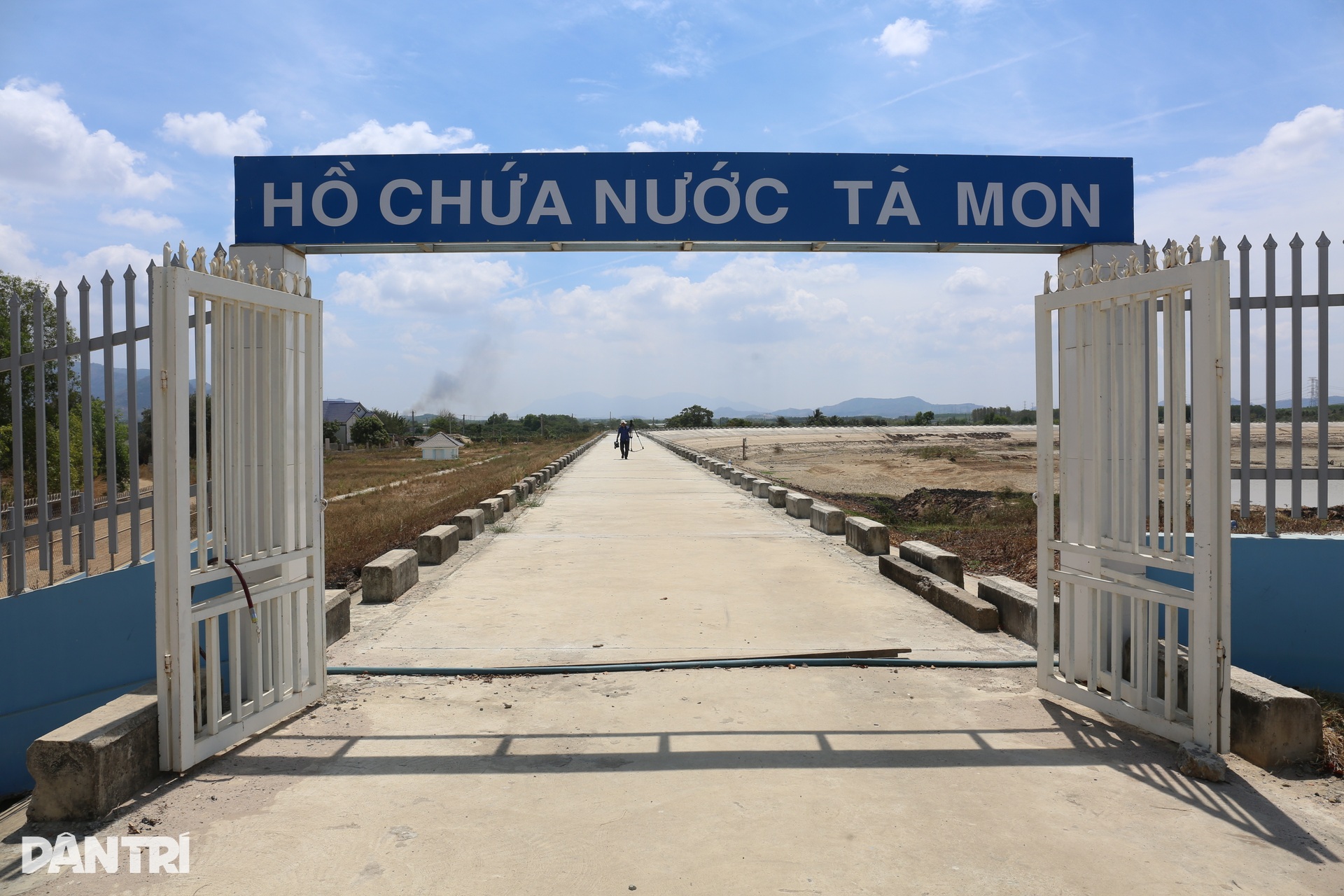 Nắng nóng kéo dài, nhiều hồ thủy lợi ở Bình Thuận trơ đáy - 3 Nắng nóng kéo dài, nhiều hồ thủy lợi ở Bình Thuận trơ đáy - 3
