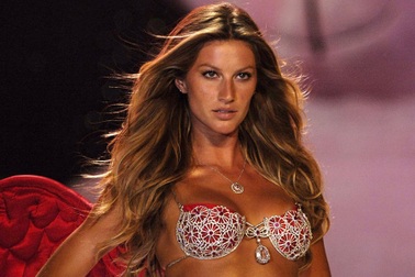 Siêu mẫu nổi tiếng với kiểu catwalk "ngựa giậm"