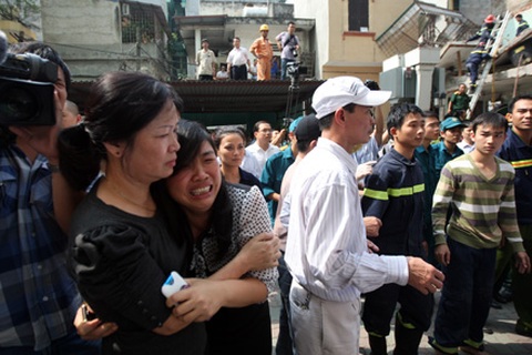 Hà Nội: Nổ gas gây sập nhà, 2 cháu bé tử vong