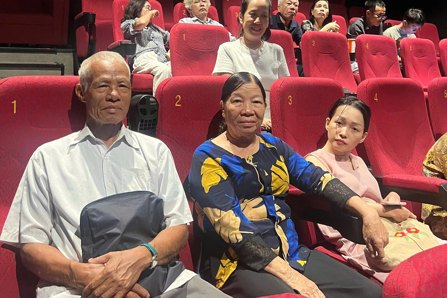 Nữ du kích lái đò trên sông Thạch Hãn xem lại hình bóng mình trong Mưa đỏ - 1 Nữ du kích lái đò trên sông Thạch Hãn xem lại hình bóng mình trong Mưa đỏ - 1