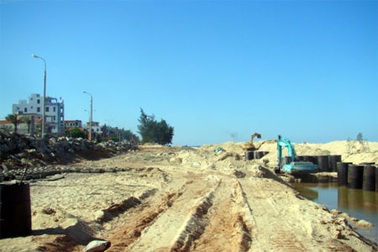 Di dời an toàn quả bom trên bãi biển