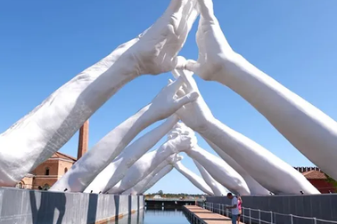 Kiến trúc vị nhân sinh: Những bức tượng ý nghĩa hơn ngàn lời nói