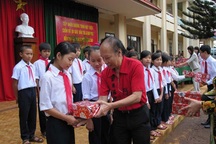 “Một triệu cuốn vở…” đến với học sinh nghèo Đắk Lắk