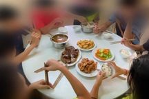 Đầu bếp bất ngờ về mâm cơm 800.000 đồng của tuyển thủ trẻ quốc gia