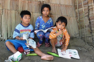 Bố mẹ mắc bệnh hiểm nghèo, 3 con thơ đói khát trong căn nhà sắp sập