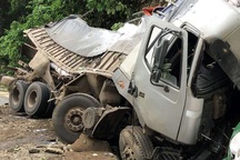 Ô tô tải mất lái trên đường Hồ Chí Minh, tài xế tử vong trong cabin