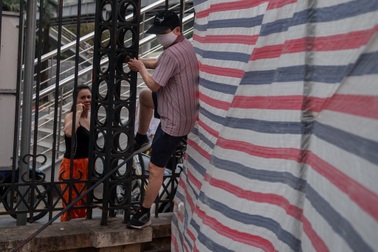 Người dân xé rào chắn, trèo tường vào công viên đang cải tạo ở Hà Nội