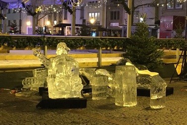 Tượng băng trong chợ Giáng sinh đổ sập, bé trai 2 tuổi thiệt mạng