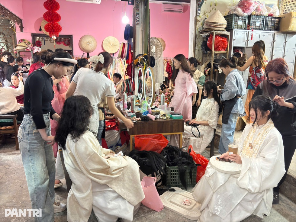 Giới trẻ xếp hàng từ 6h30, chờ 7 tiếng để chụp ảnh ở quán cà phê cổ trang - 3 Giới trẻ xếp hàng từ 6h30, chờ 7 tiếng để chụp ảnh ở quán cà phê cổ trang - 3