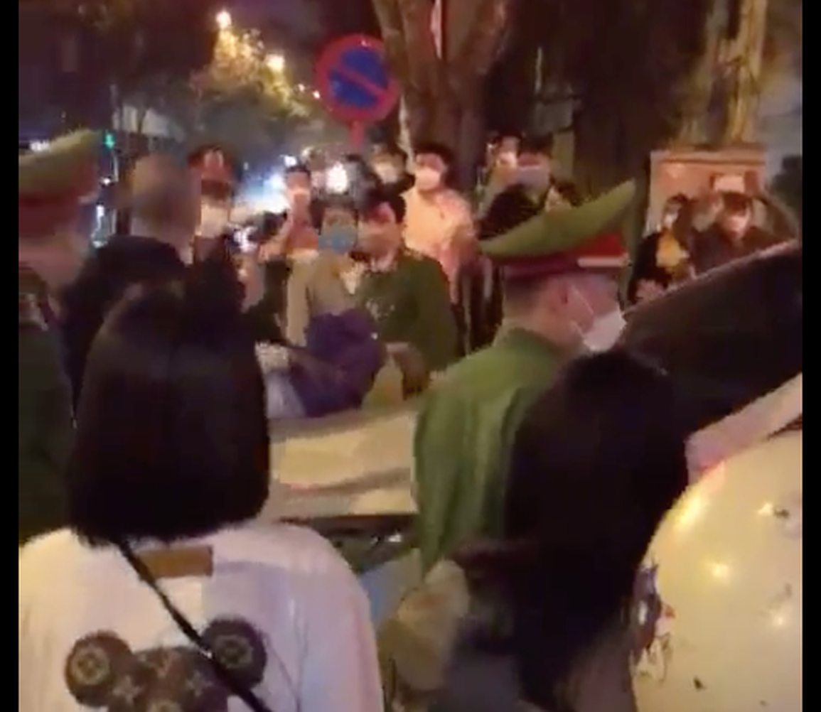 Ôm con nhỏ chặn đầu ô tô của vợ: Khi trẻ thành quân cờ đánh ghen - 1 Ôm con nhỏ chặn đầu ô tô của vợ: Khi trẻ thành quân cờ đánh ghen - 1
