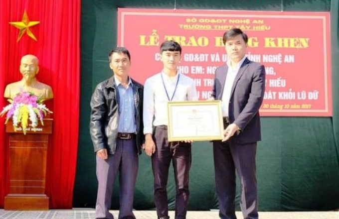 Nam sinh cứu người trong lũ dữ được tặng bằng khen - ảnh 1