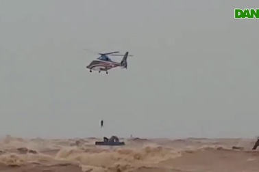 Hình ảnh trực thăng cứu nạn thuyền viên tàu Vietship 01 trong gió lớn