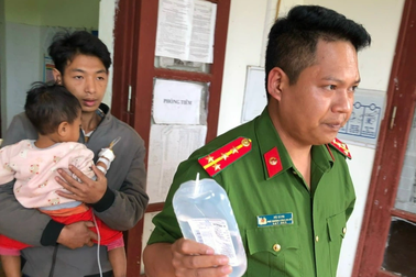 Phó công an xã lái xe chuyên dụng đưa bé trai vượt 70km đi cấp cứu