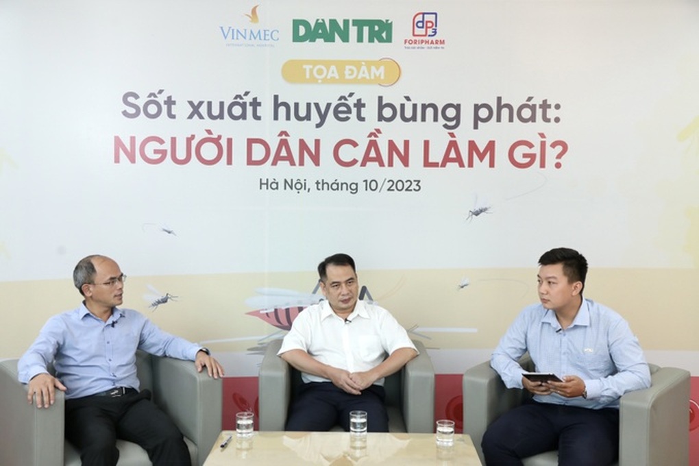 Hà Nội: Vợ chở chồng tìm viện trong đêm, ghế đá thành giường vì muỗi - 3 Hà Nội: Vợ chở chồng tìm viện trong đêm, ghế đá thành giường vì muỗi - 3