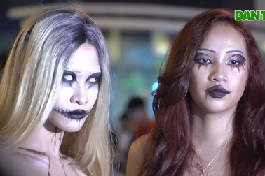 Người dân TPHCM đổ về phố đi bộ Nguyễn Huệ đón lễ Halloween sớm