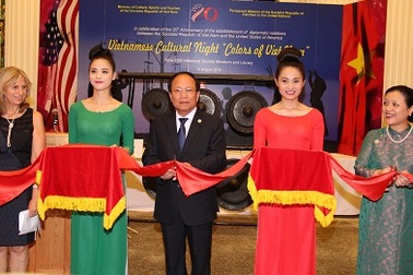 Tà áo dài Việt Nam khoe sắc tại kinh đô thời trang thế giới