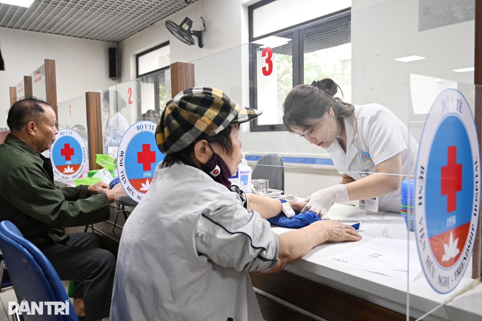 Hà Nội: Bệnh viện đông nghịt, ca đột quỵ tăng vì thời tiết ẩm ương - 8