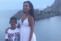 Bất chấp bụng bầu, bạn gái C.Ronaldo vẫn hở bạo tại hồ bơi